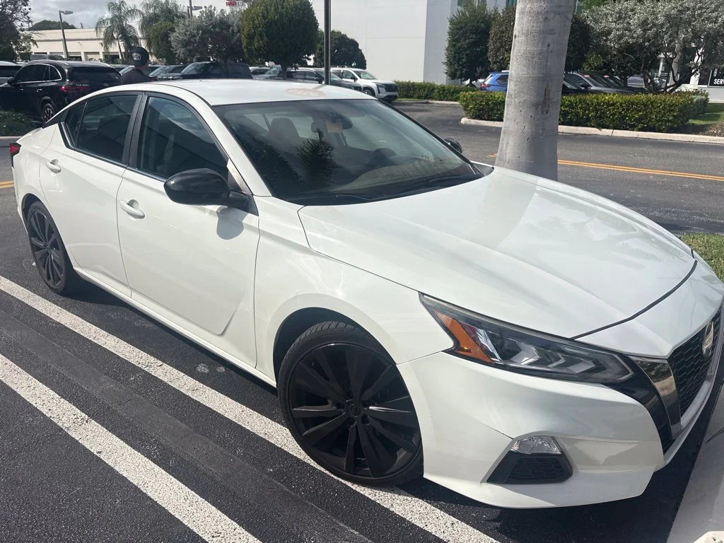 Used 2019 White Nissan 2.5 SR image 1