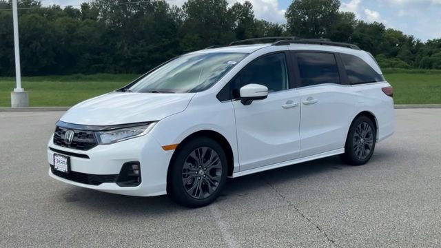 New 2026 Platinum White Pearl Honda Touring image 4