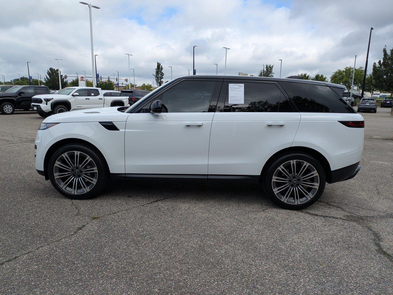 Used 2024 Fuji White Land Rover SE image 7