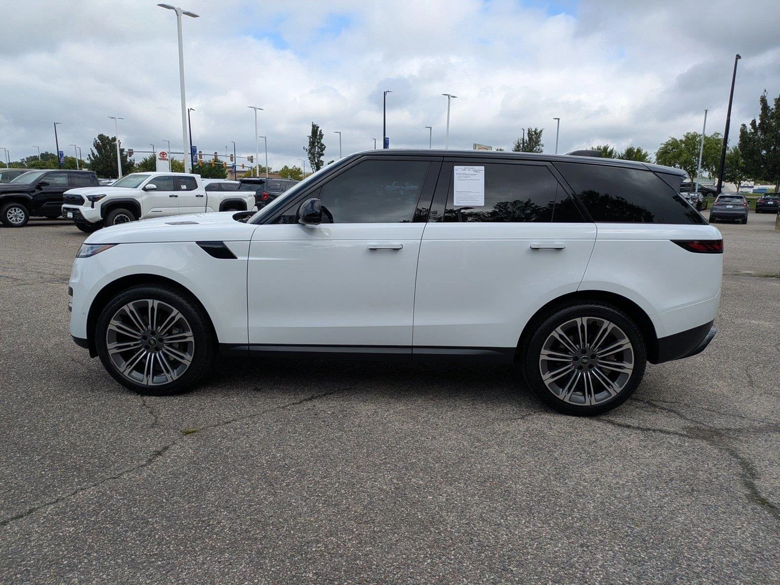 Used 2024 Fuji White Land Rover SE image 7