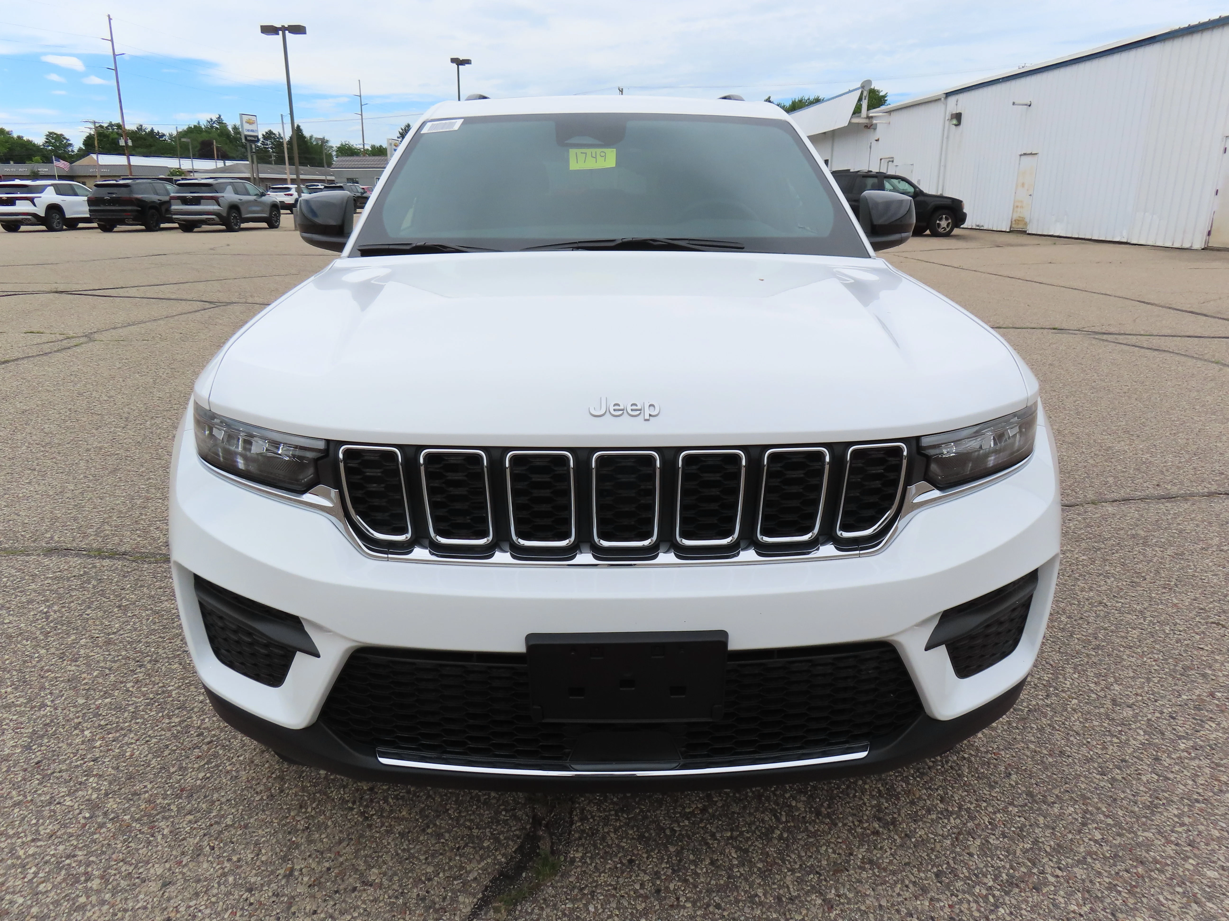 New 2026 Bright White Clear-Coat Exterior Paint Jeep Laredo X image 2