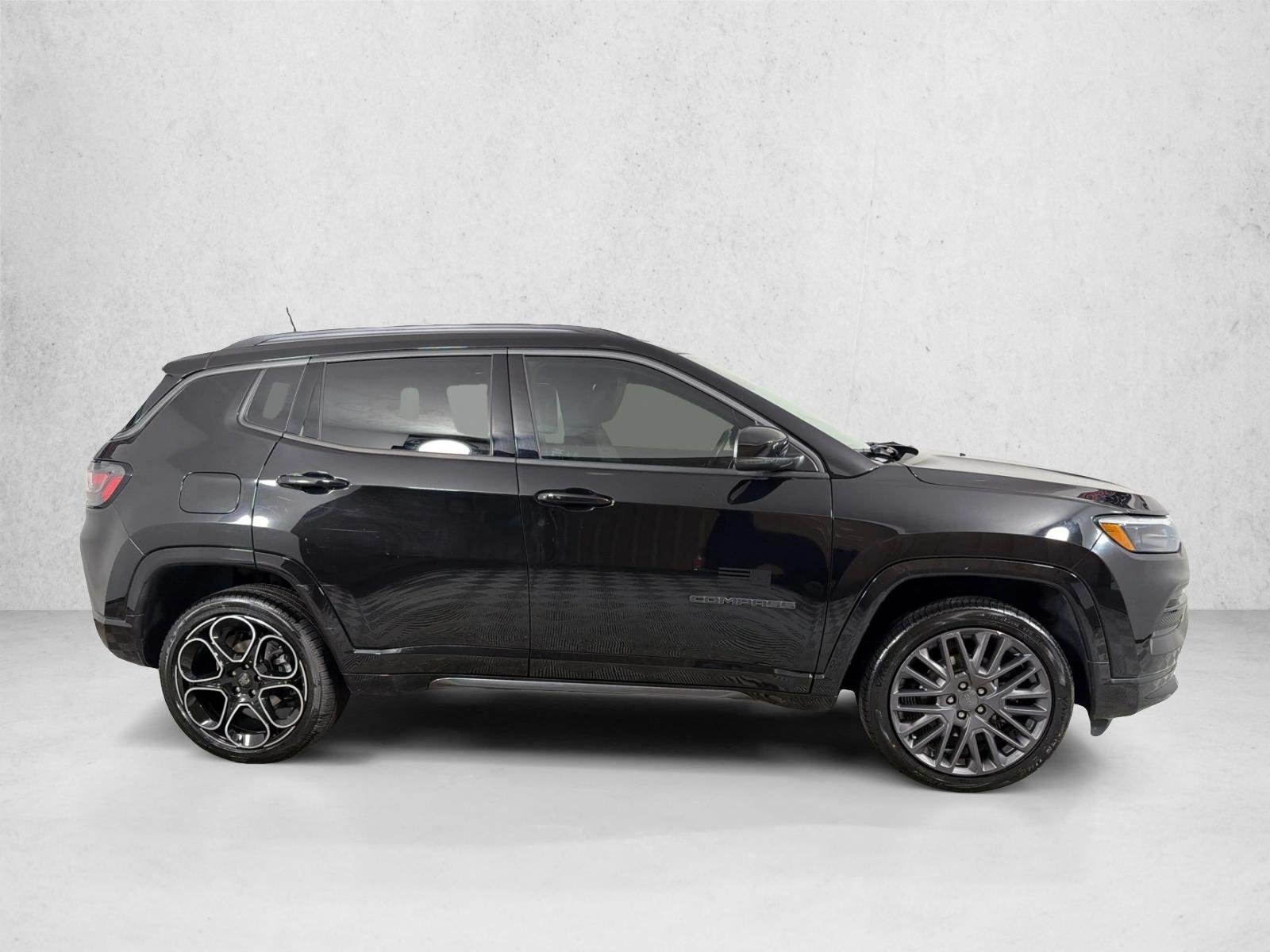 Used 2022 Diamond Black Crystal Pearlcoat Jeep High Altitude image 4
