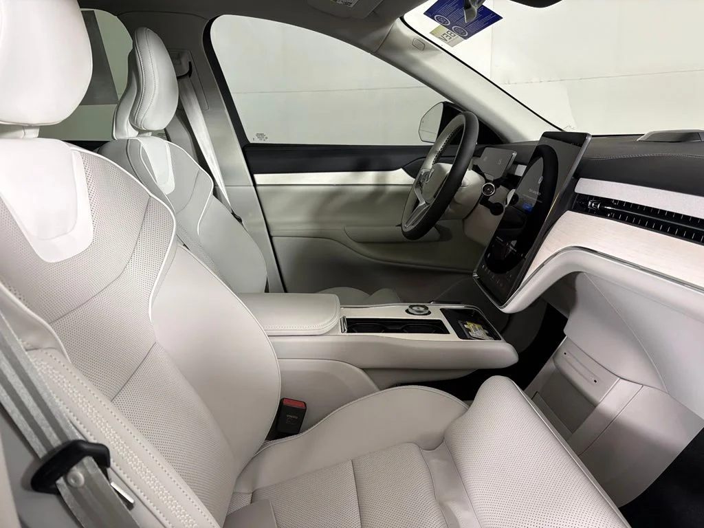 New 2026 Crystal White Volvo Plus image 14