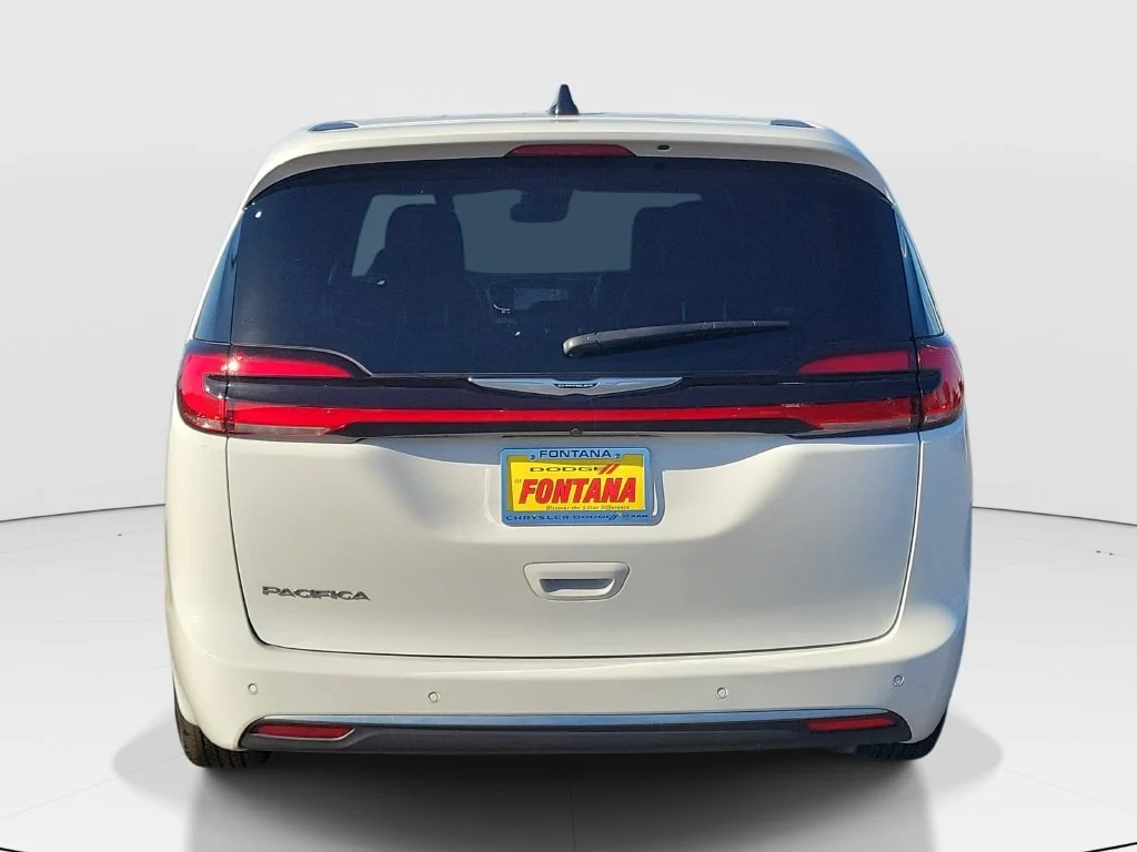 Used 2025 White Chrysler Select image 4