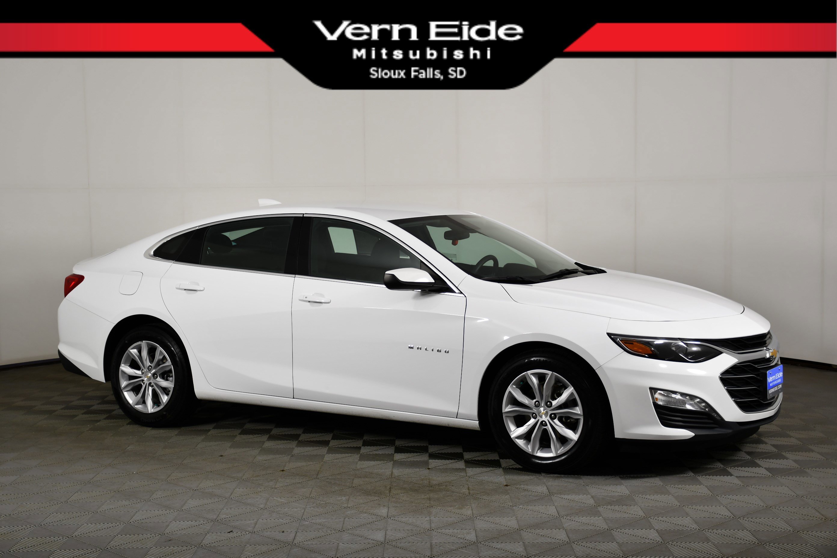 Used 2024 Summit White Chevrolet LT image 1