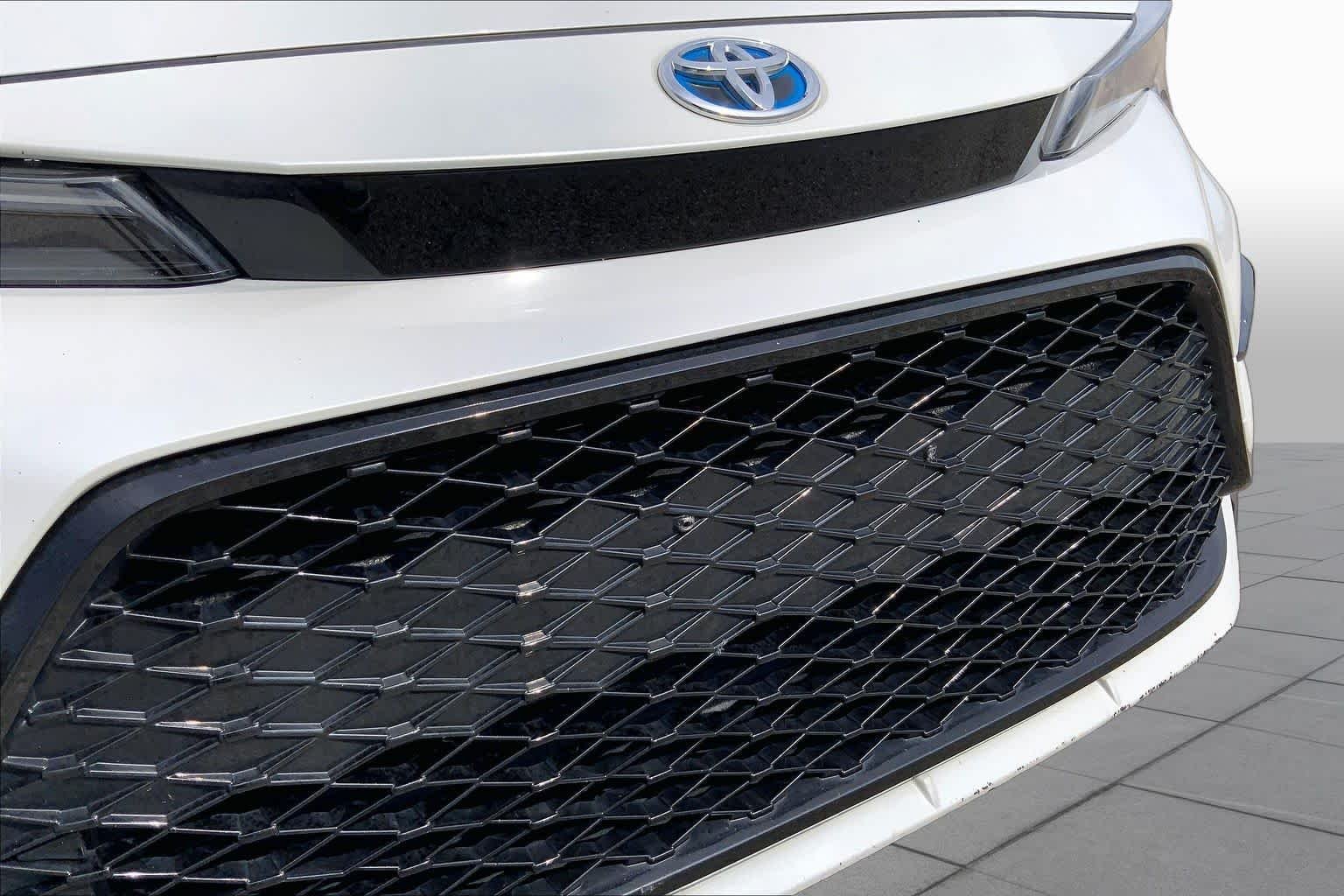 Used 2024 Wind Chill Pearl Toyota Hybrid SE image 29