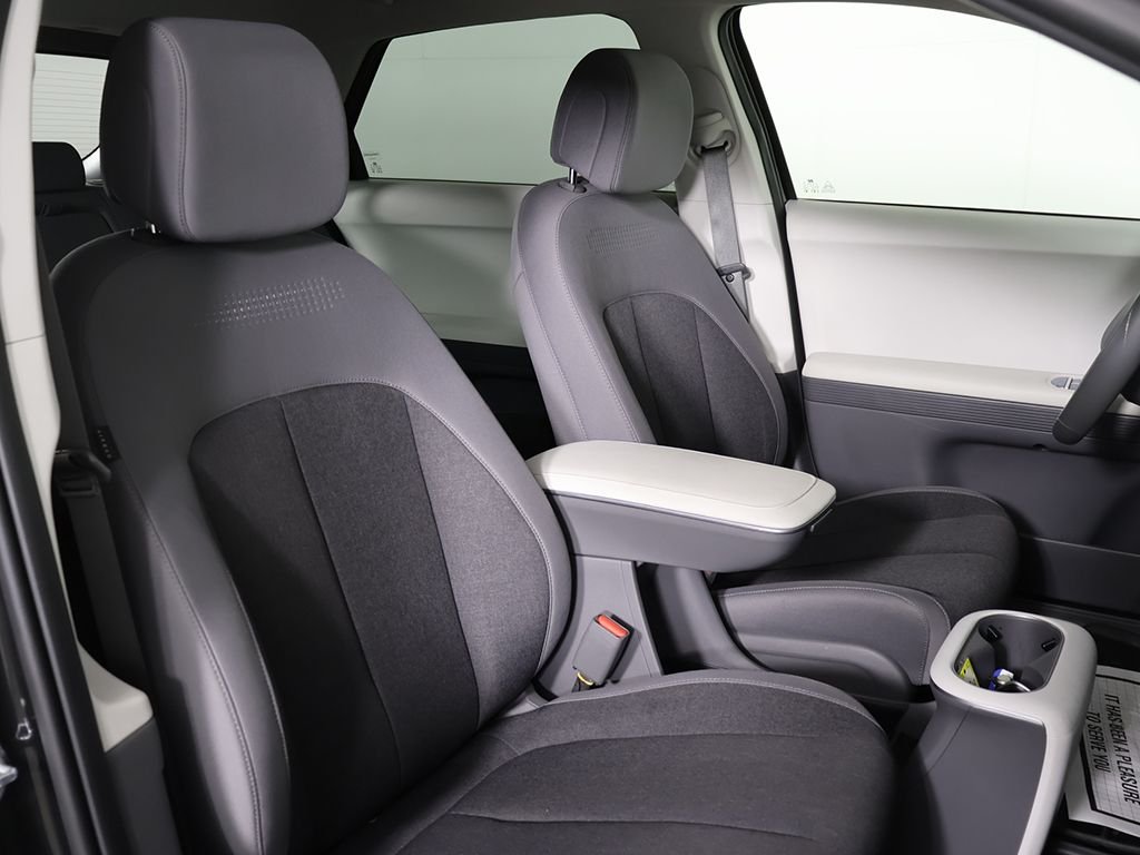 Used 2023 Black Hyundai SE image 28