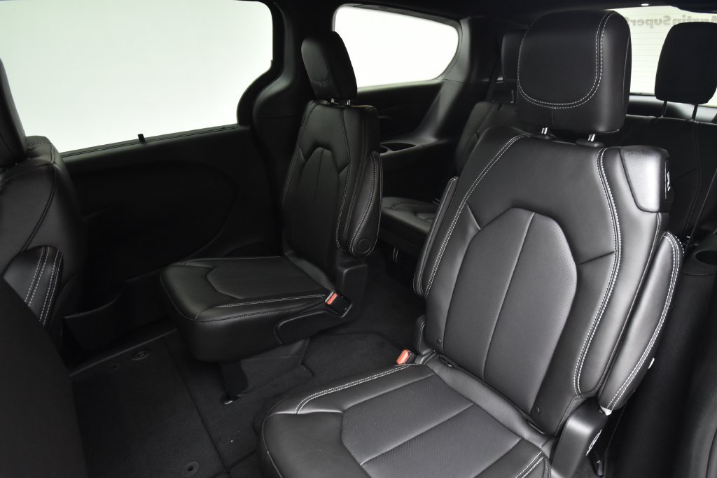 New 2027 Diamond Black Crystal Pearl-Coat Paint Chrysler Select image 33