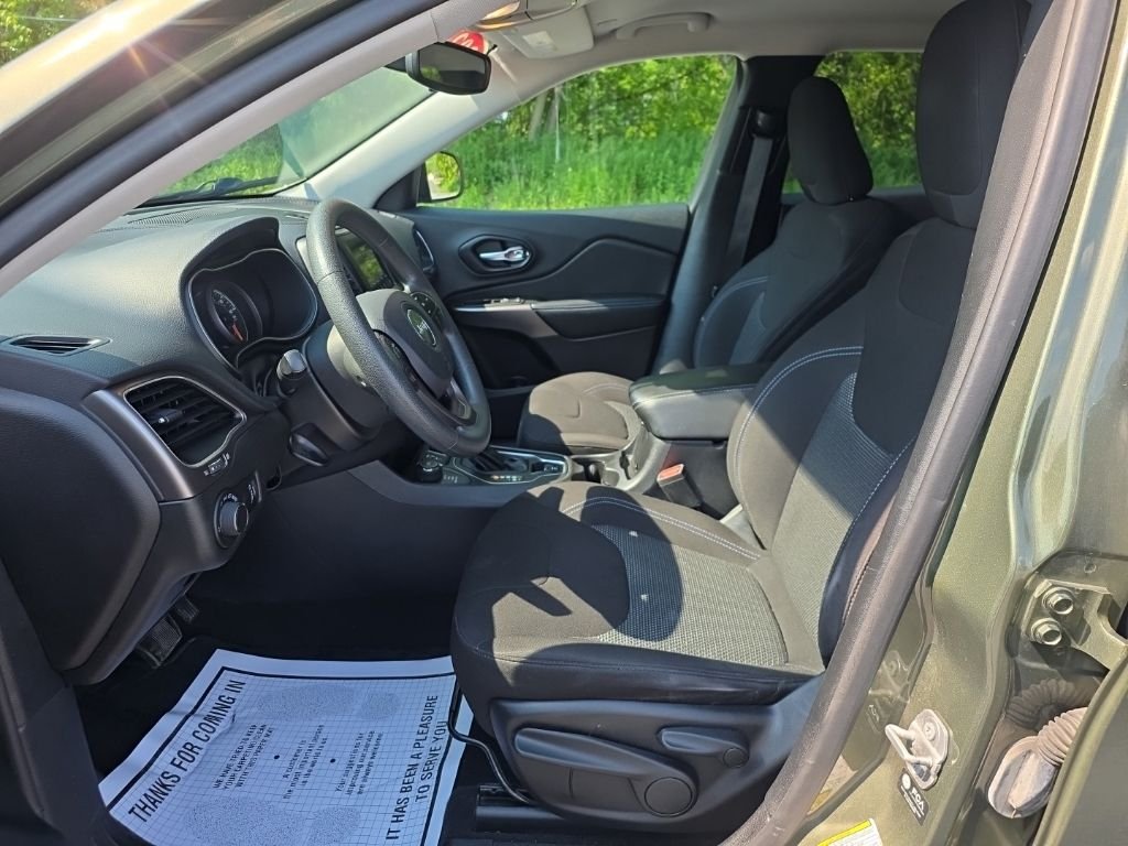 Used 2021 Green Jeep Latitude image 18