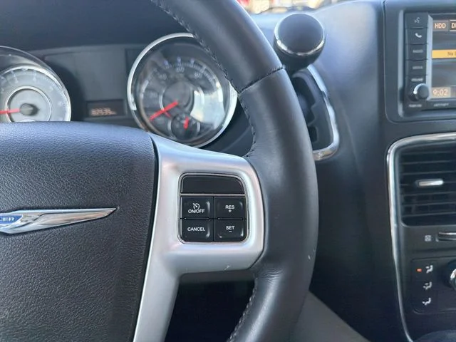 Used 2015 Silver Chrysler LX image 27