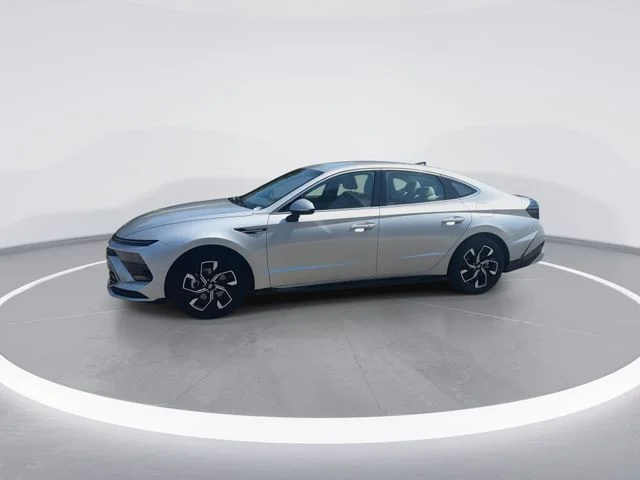 Used 2025 Silver Hyundai SEL image 5
