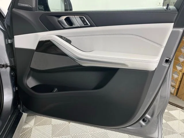 Used 2026 Skyscraper Grey Metallic BMW xDrive40i image 23