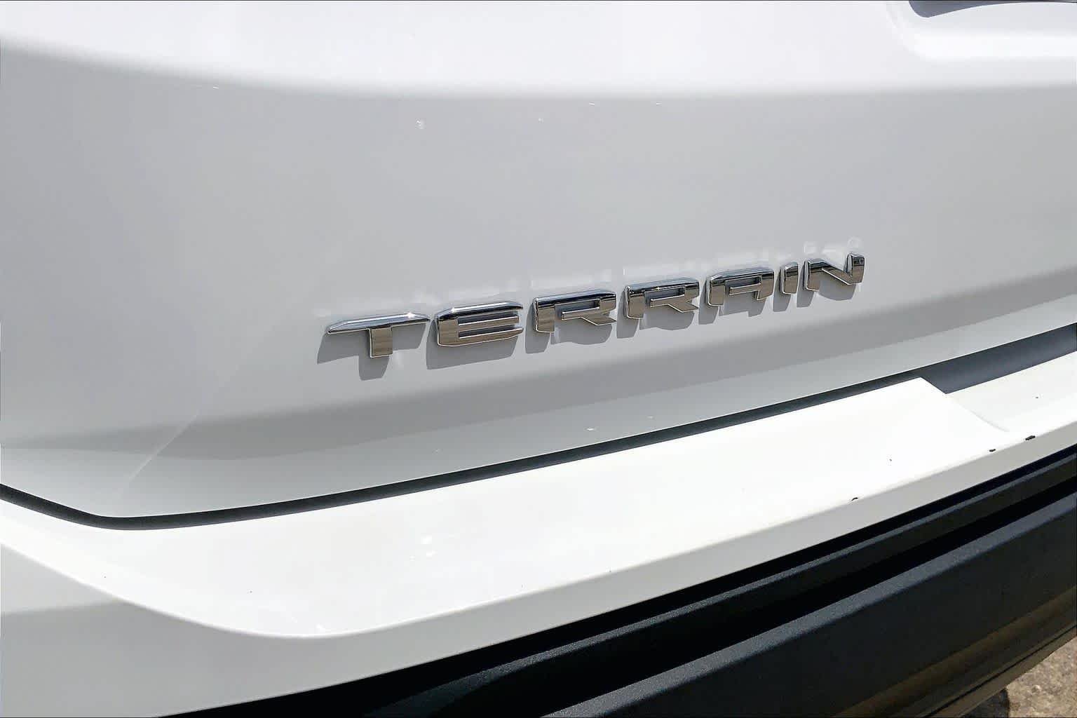Used 2024 Summit White GMC SLE image 29