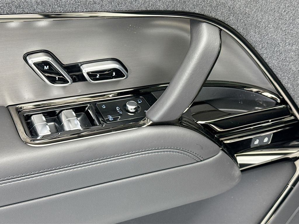 New 2026 Ostuni Pearl White Land Rover SE image 23