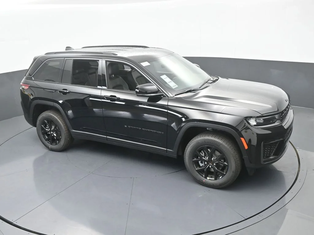 New 2026 Diamond Black Crystal Pearl-Coat Exterior Paint Jeep Altitude image 46