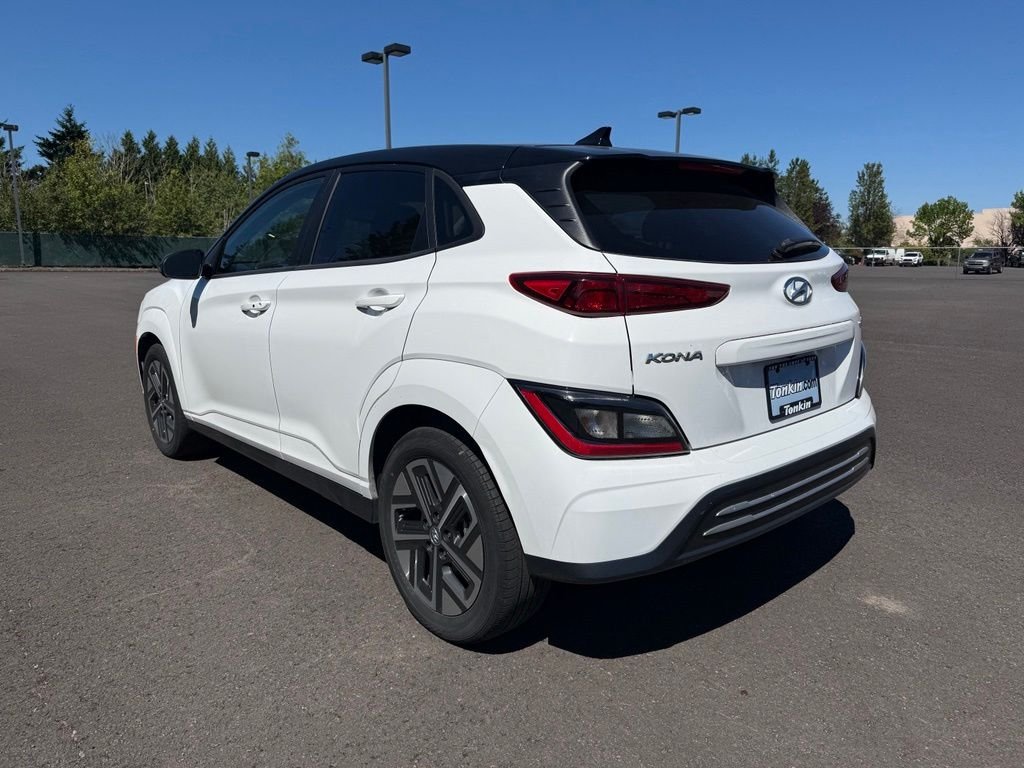 Used 2023 Lunar White w/Black Roof Hyundai SE image 5