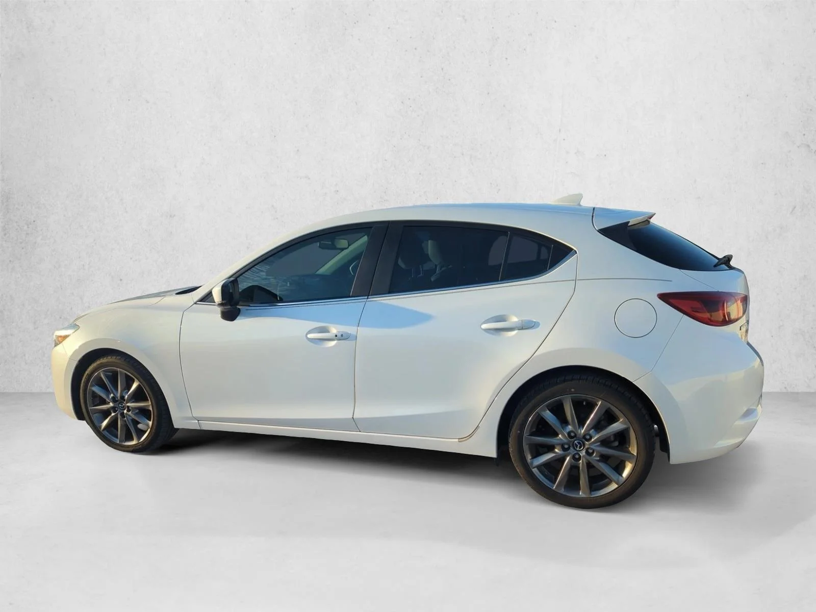 Used 2018 Snowflake White Pearl Mica Mazda Grand Touring image 6