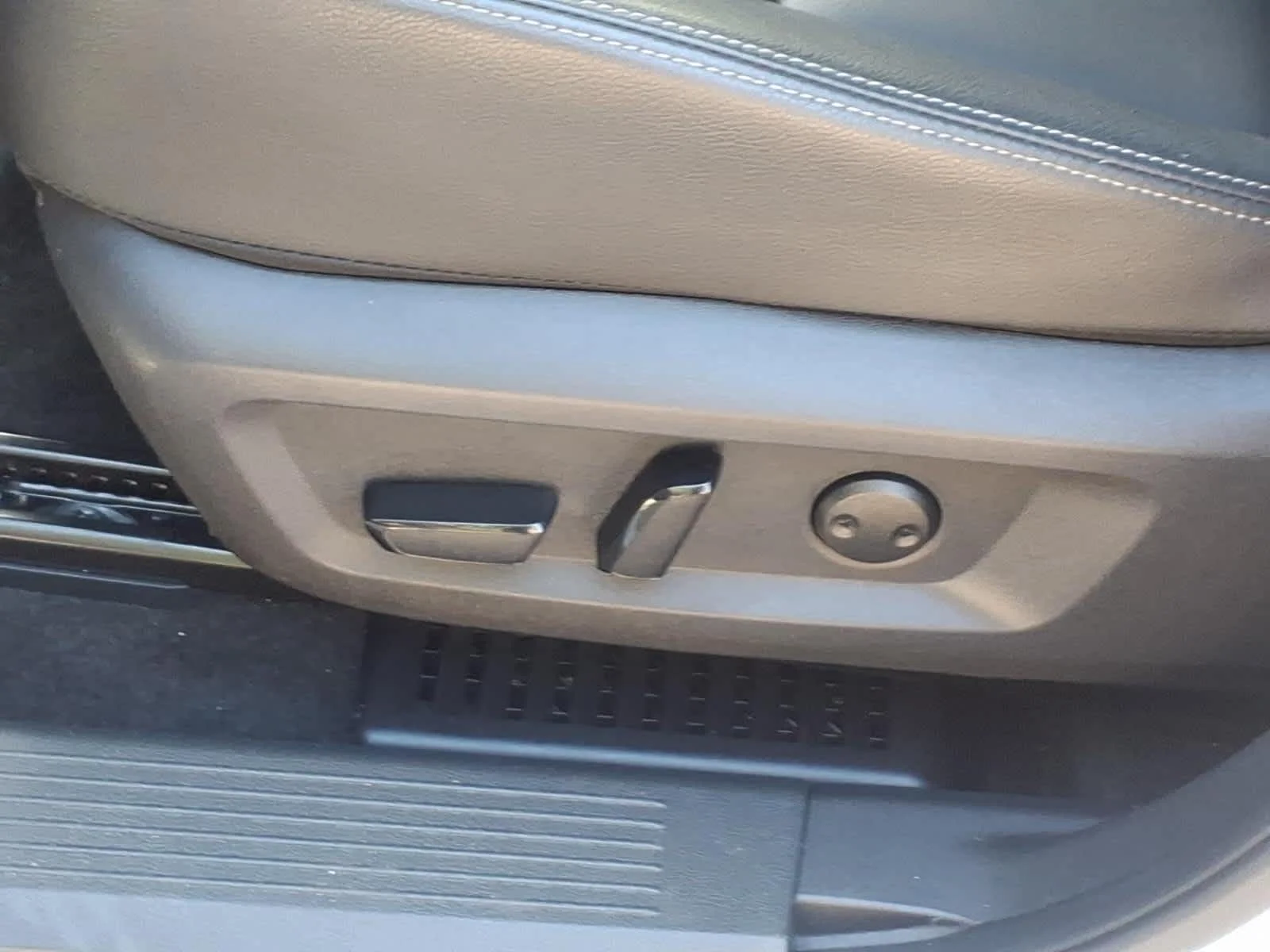 Certified Used 2023 Pearl White Tricoat/Super Black Nissan SL image 18