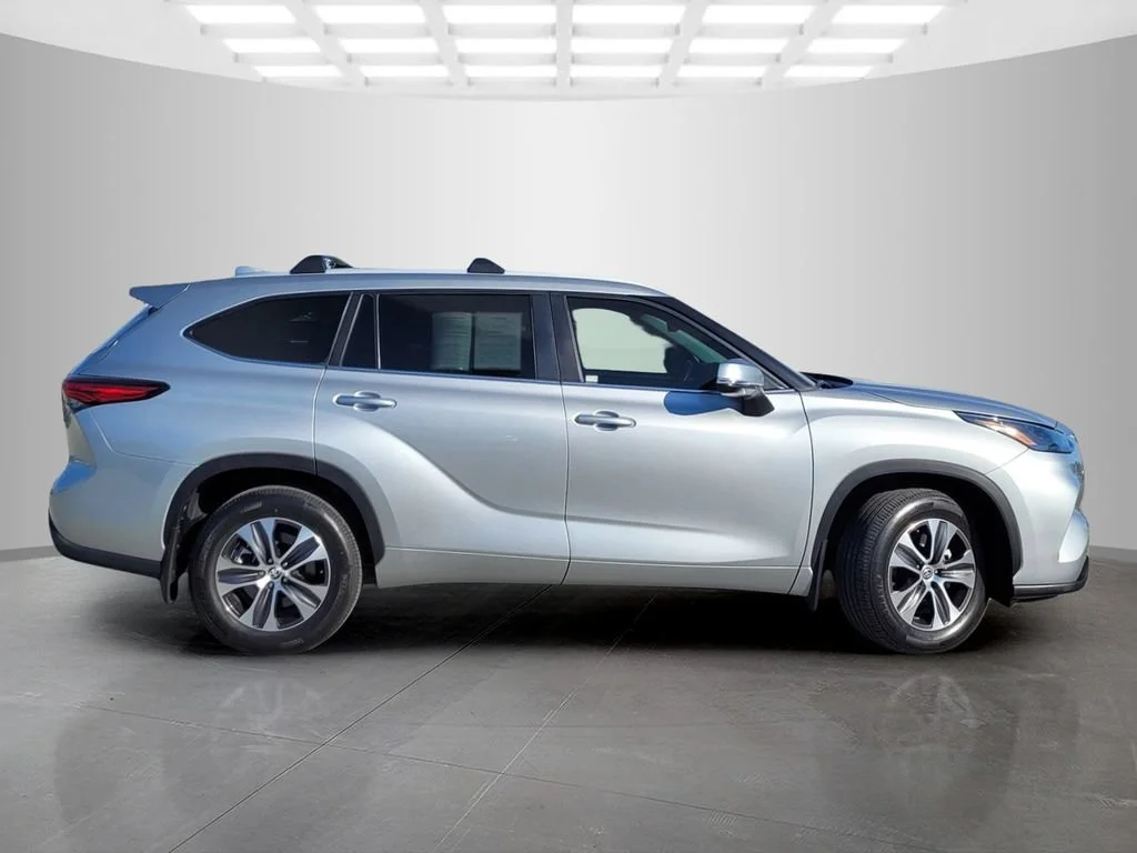 Used 2023  Toyota L image 4