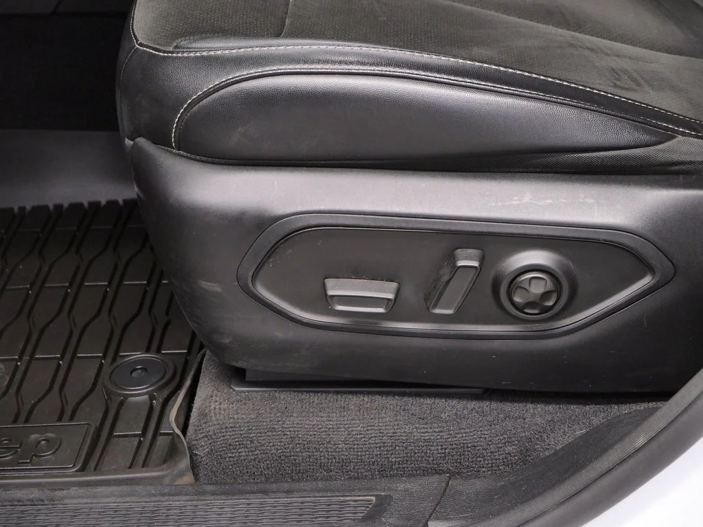 Used 2022 White Jeep Altitude image 20