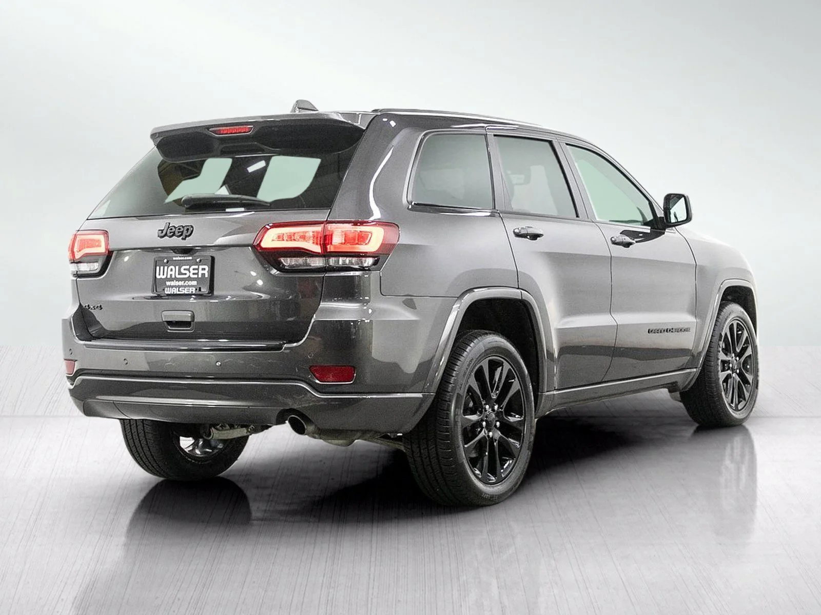 Used 2018 Granite Crystal Metallic Clearcoat Jeep Altitude image 5