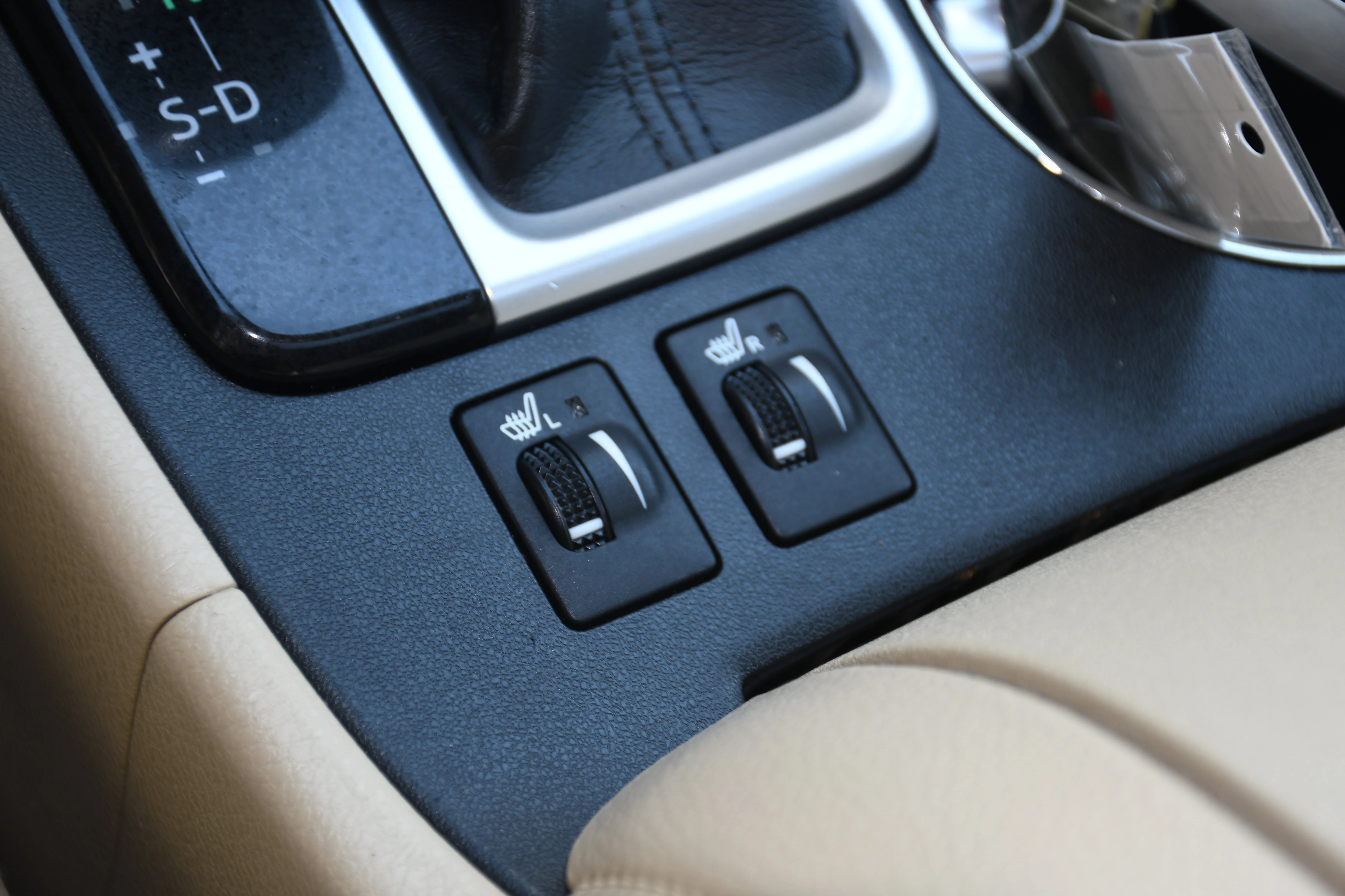 Used 2018 White Toyota XLE image 15