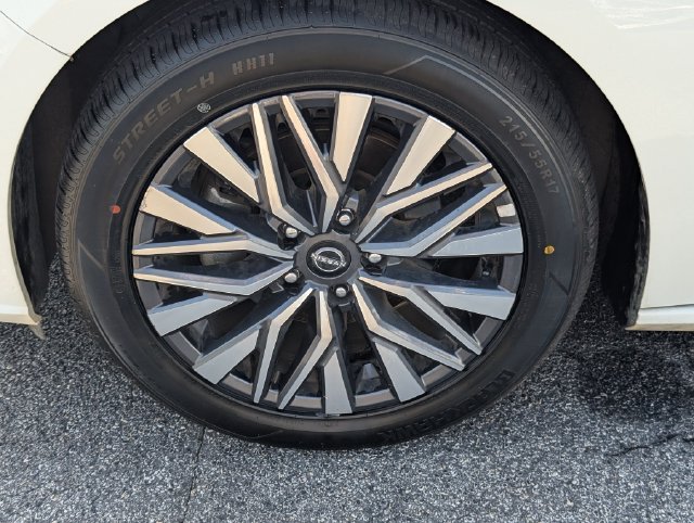 Used 2025 White Nissan 2.5 SV image 13
