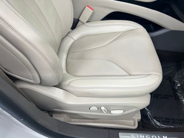 Used 2023 White Lincoln Reserve image 24