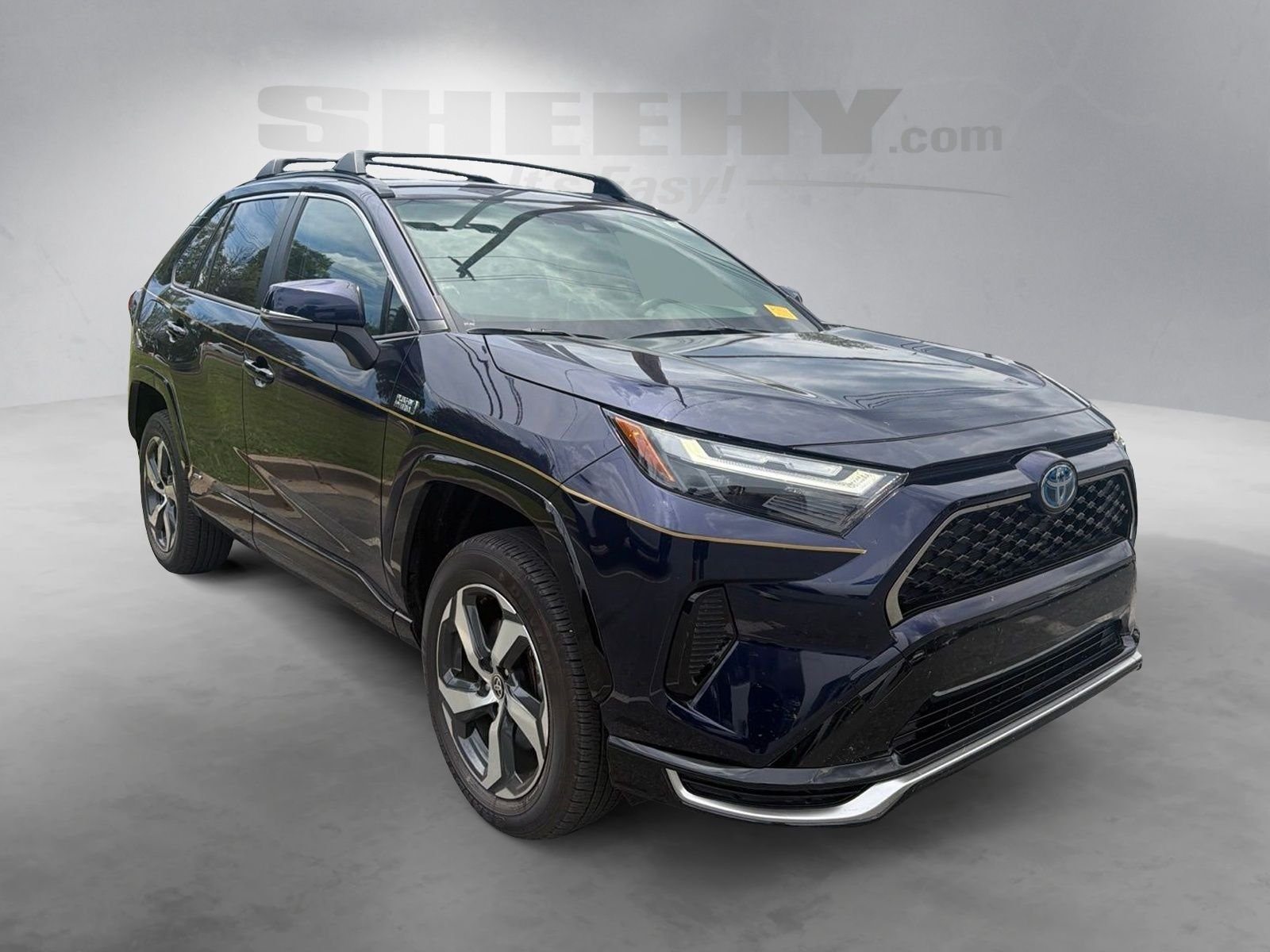 Used 2024  Toyota SE image 2