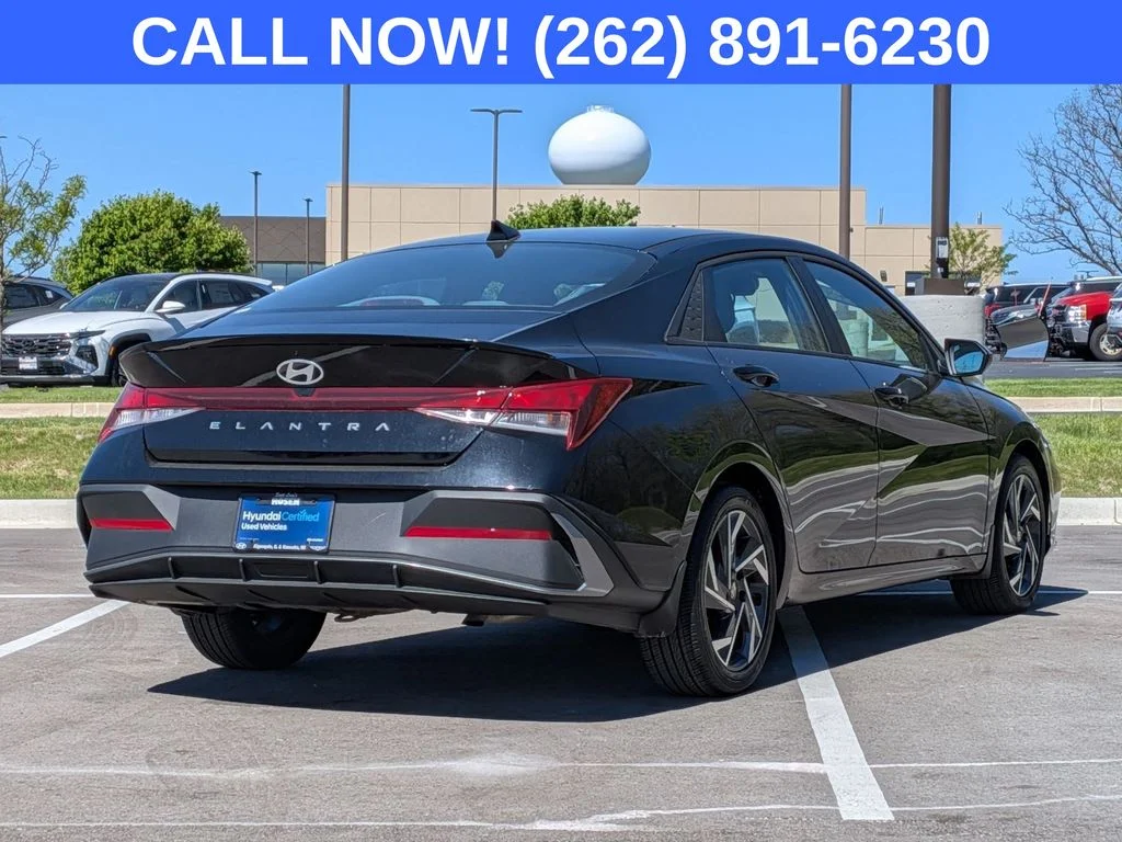 Used 2025 Black Hyundai SEL Sport image 7