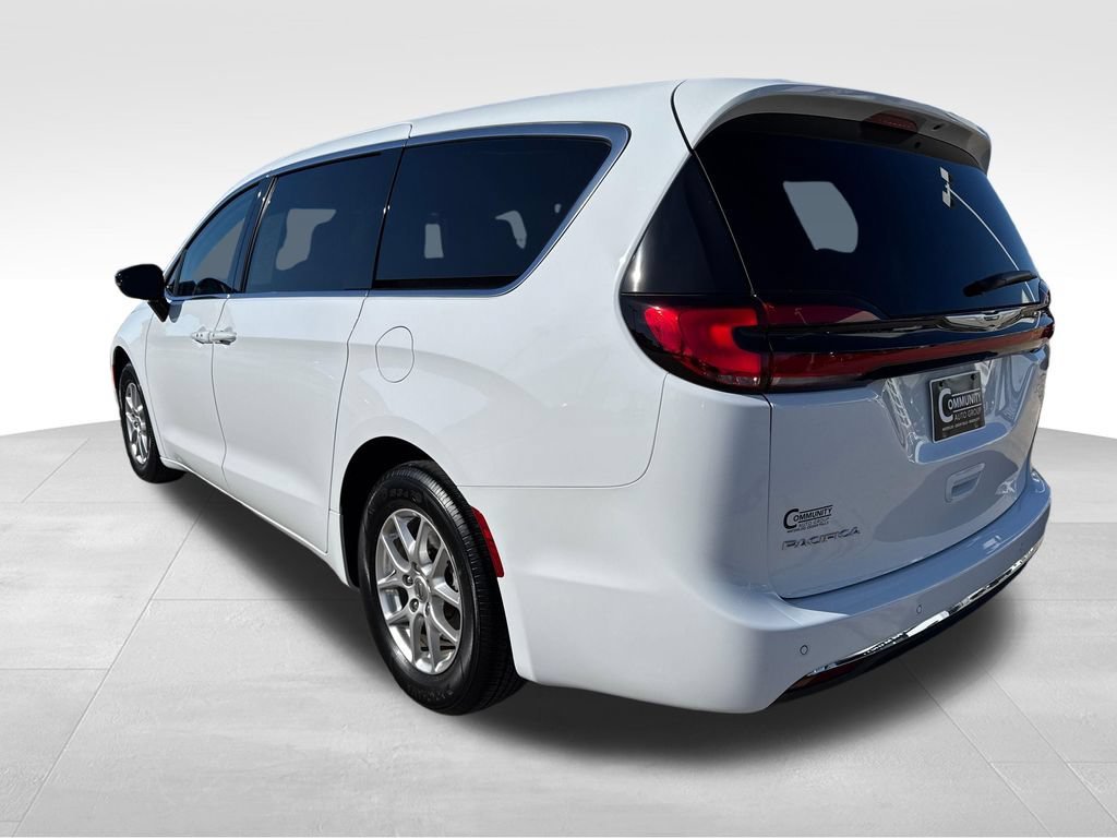 Used 2024 White Chrysler Touring L image 3
