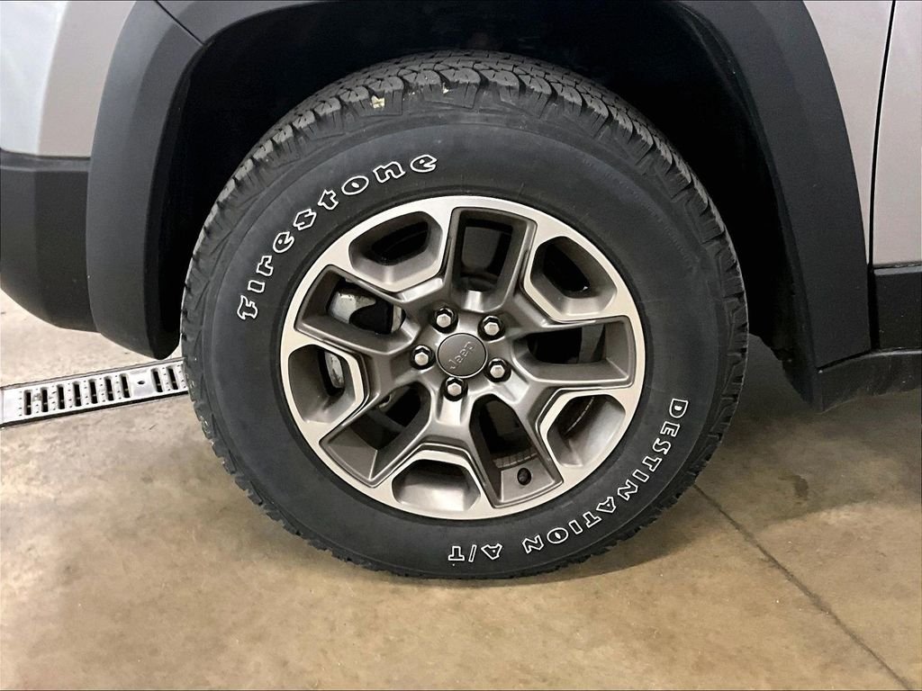 Used 2021 Billet Silver Metallic Clearcoat Jeep Trailhawk image 7