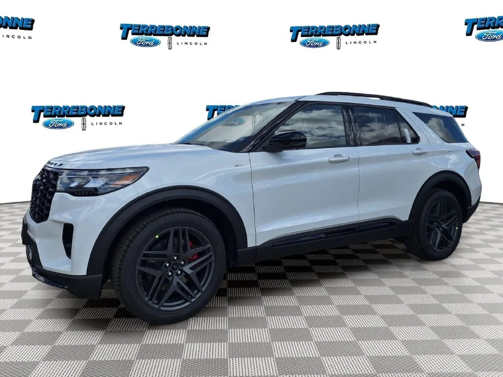 New 2027 Star White Metallic Tri-Coat Ford ST-Line image 1