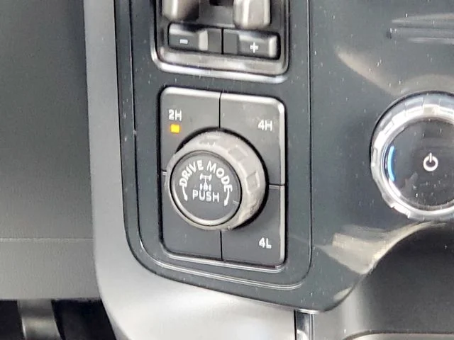 2025 Ford F-150 XLT - Photo 25