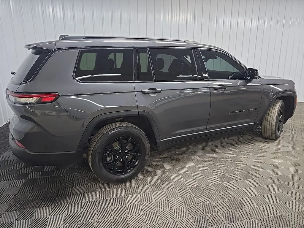 Used 2024 Gray Jeep Altitude image 3