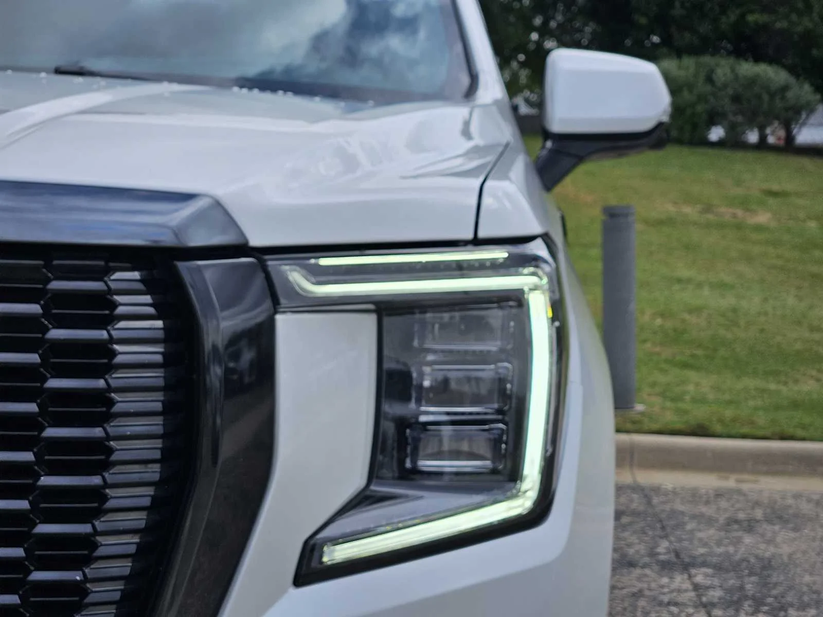 Used 2023 White Frost Tricoat GMC Denali Ultimate image 6