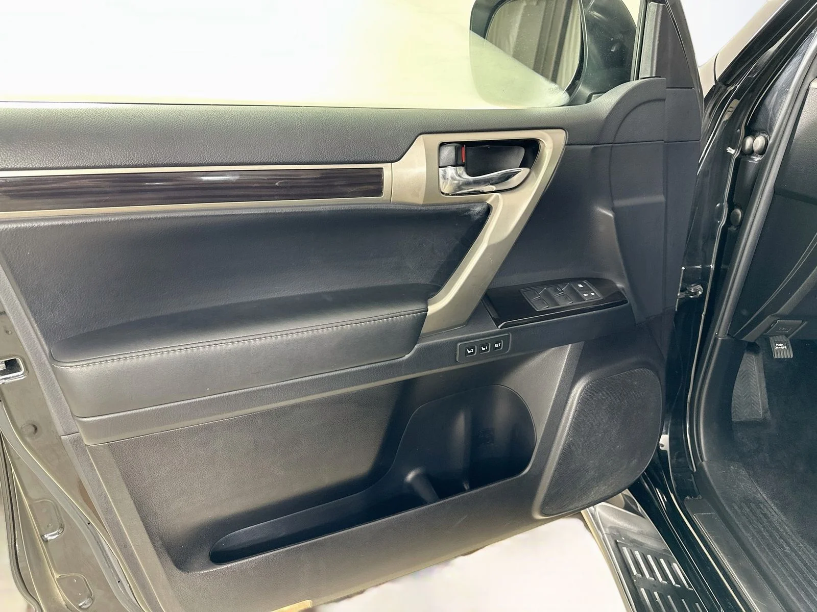 Used 2014 Black Lexus  image 16