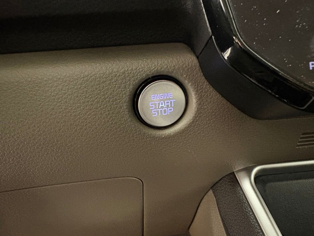 Used 2025 White Kia LXS image 26
