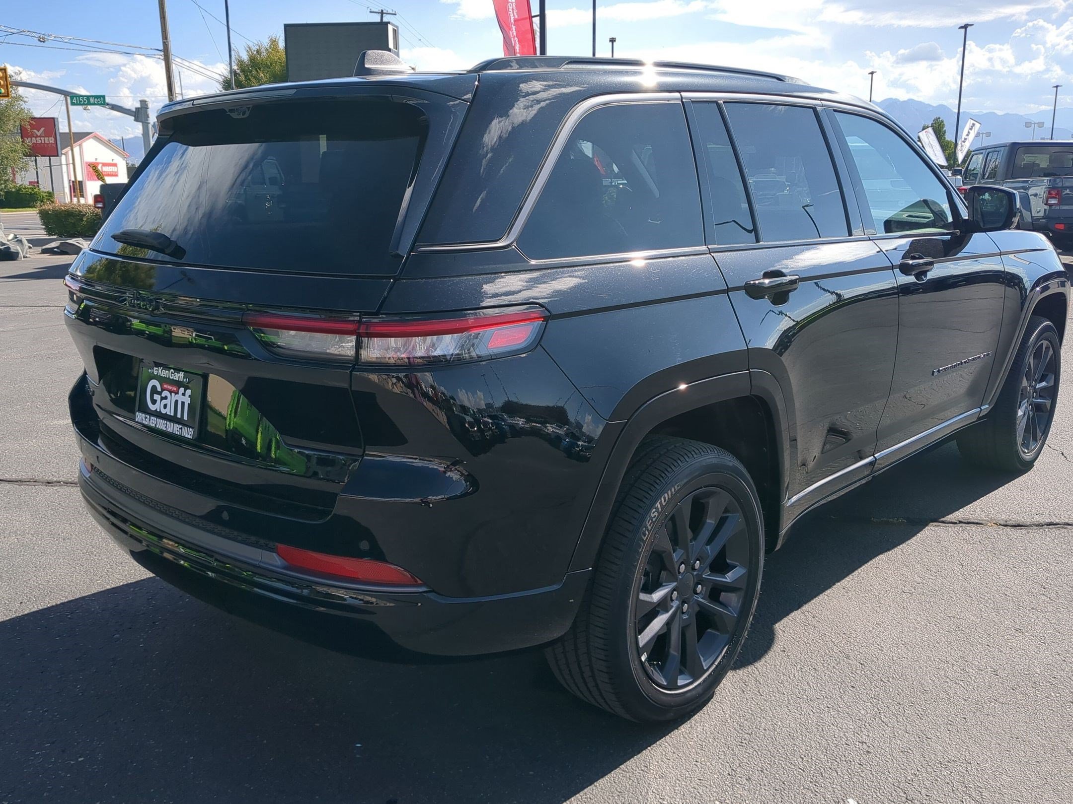 New 2026 Diamond Black Crystal Pearl-Coat Exterior Paint Jeep Limited Reserve image 4