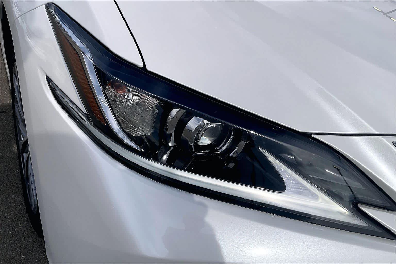 Used 2025 Eminent White Pearl Lexus  image 26