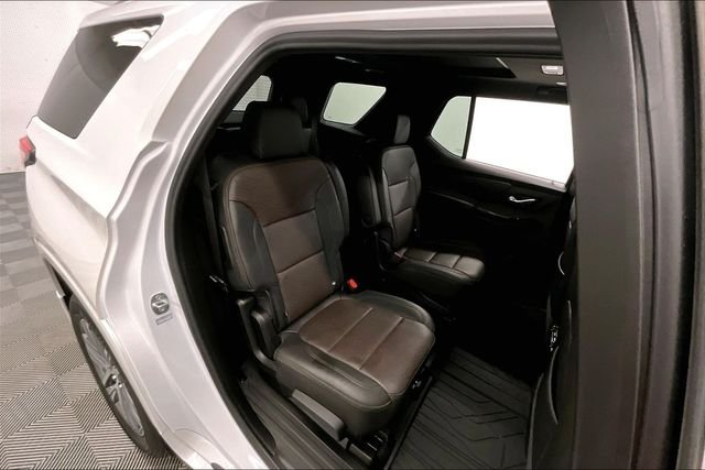 Used 2023 Iridescent Pearl Tricoat Chevrolet High Country image 26