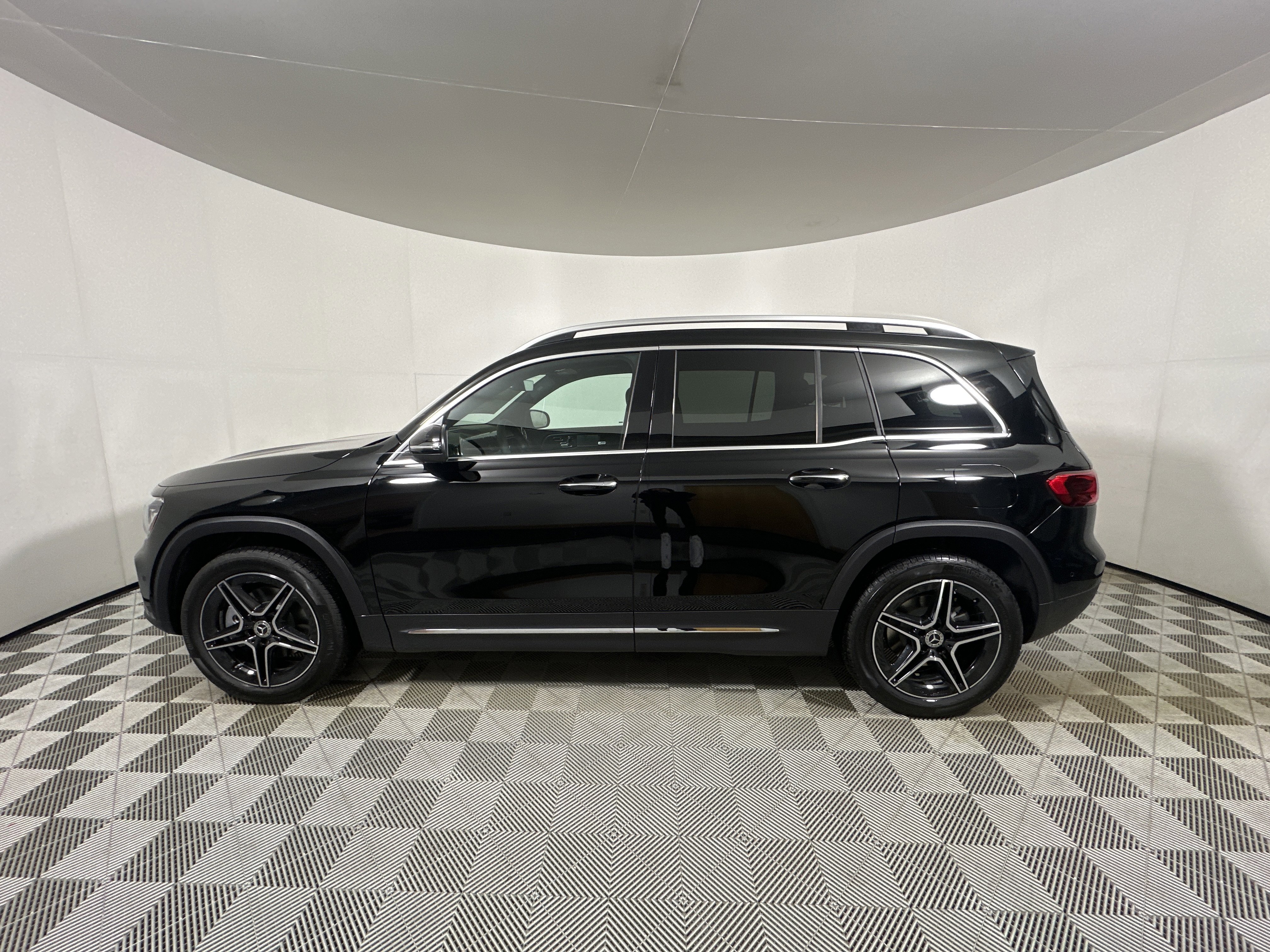 New 2026 Night Black Mercedes-Benz GLB 250 image 31