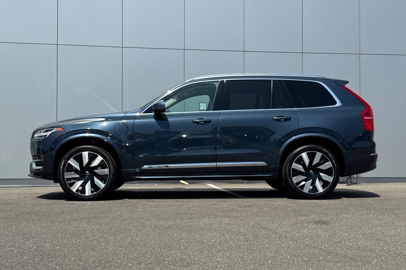 Used 2023 Blue Volvo Ultimate image 2