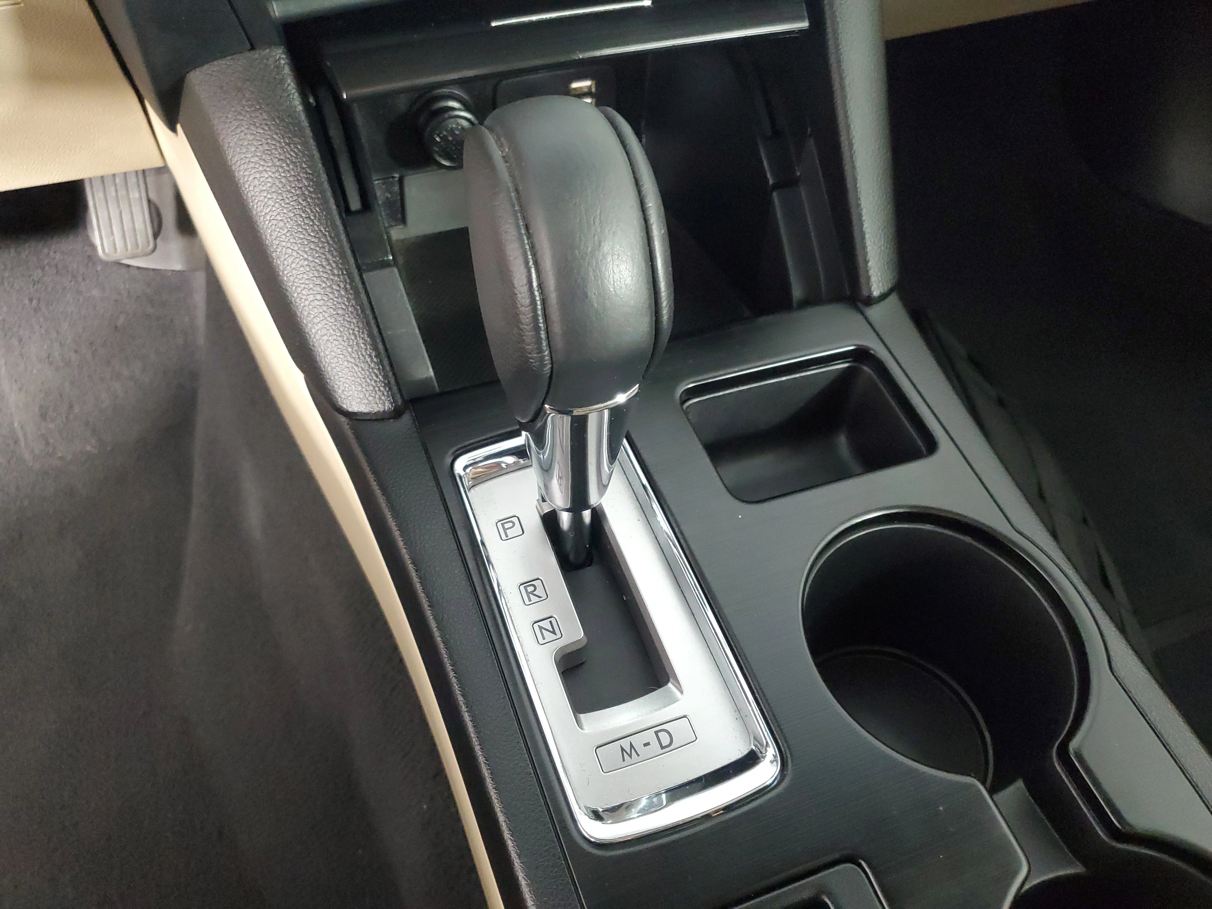 Used 2017 Crystal White Pearl Subaru Limited image 17
