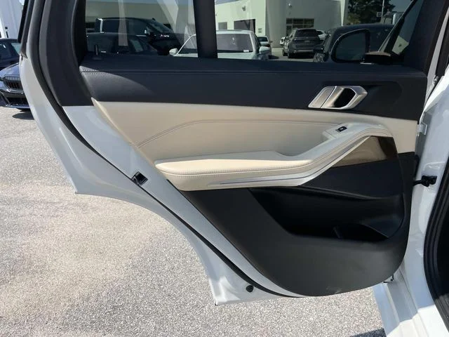 Used 2022 White BMW sDrive40i image 11