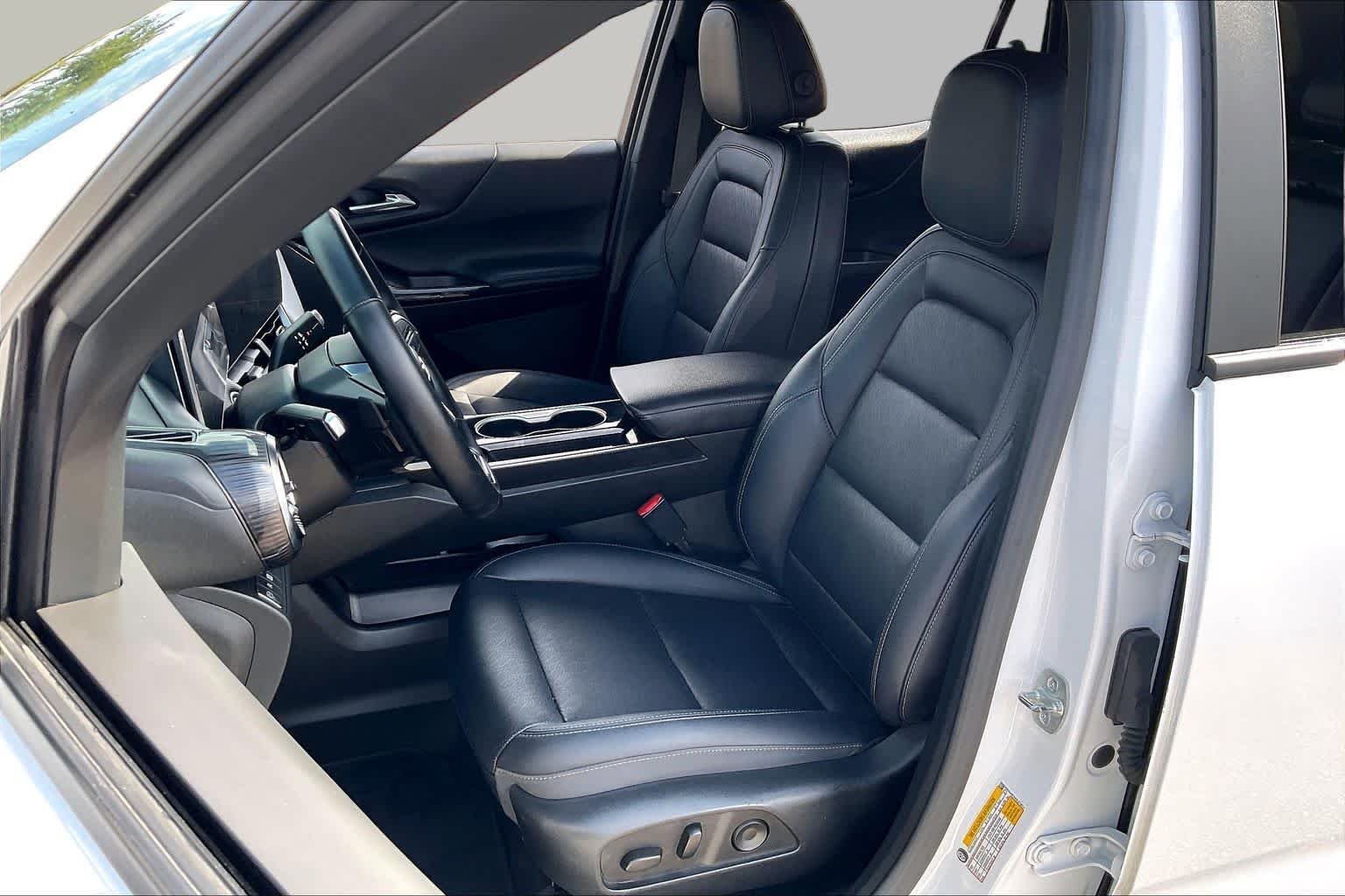Used 2025 Summit White Chevrolet FWD LT image 8