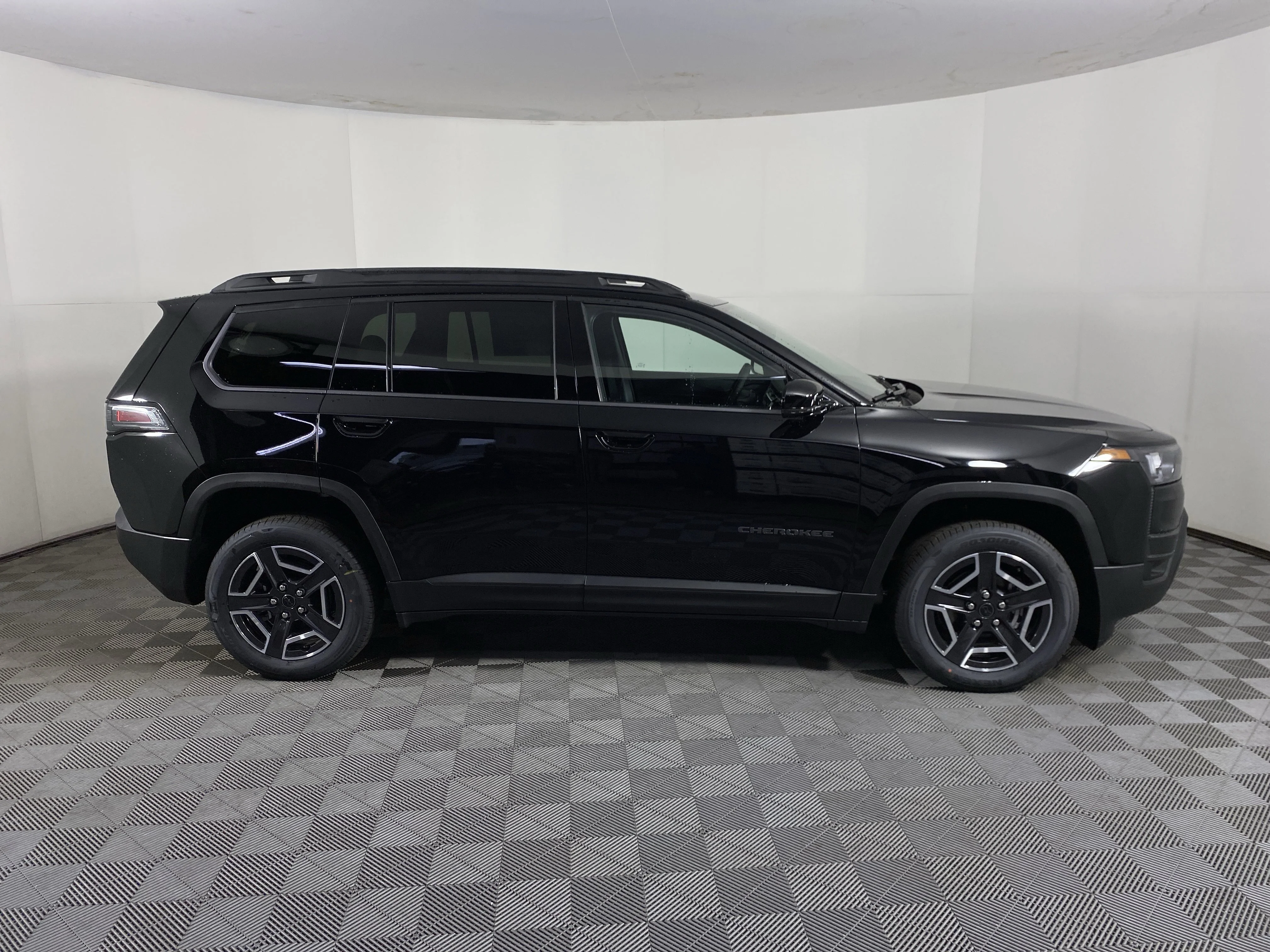 New 2026 Diamond Black Crystal Pearl-Coat Exterior Paint Jeep Limited image 6