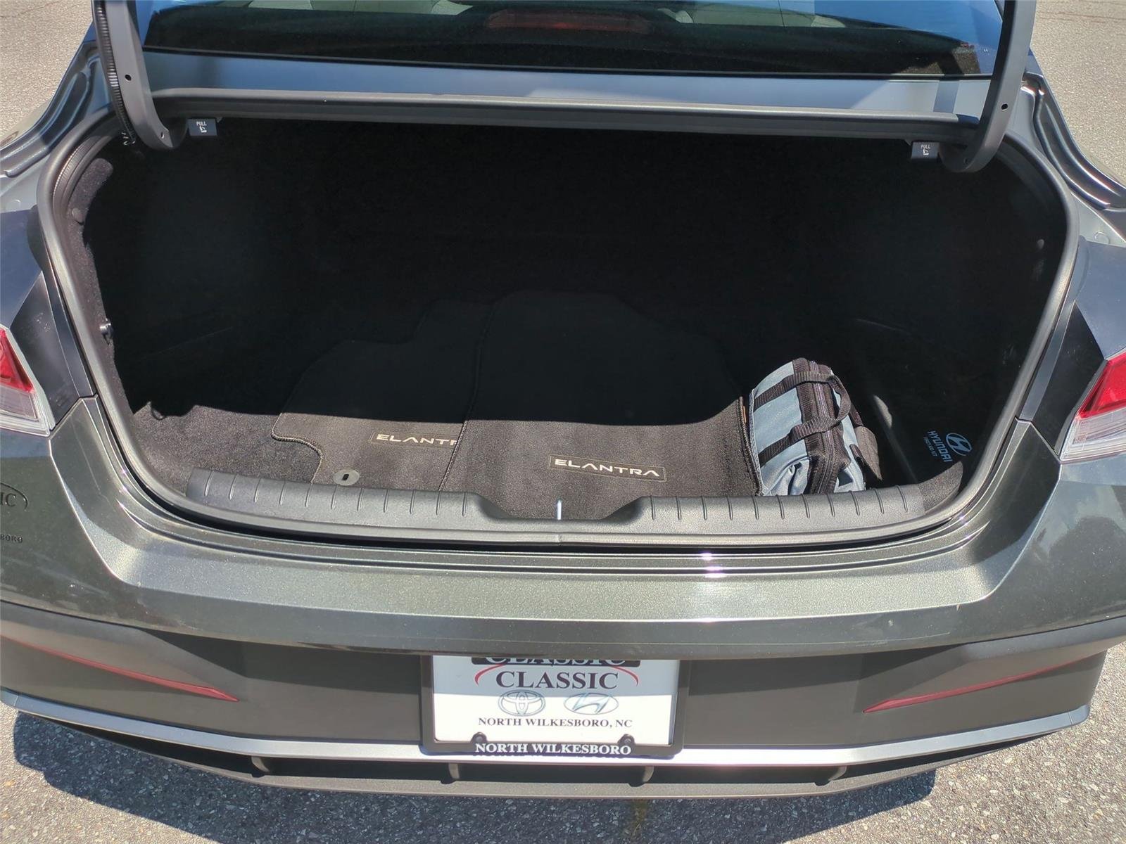 Used 2025 Amazon Gray Hyundai SE image 33