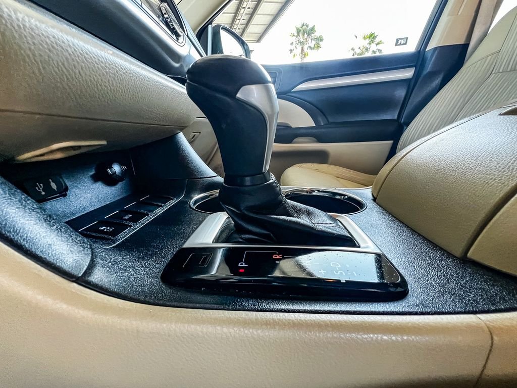 Used 2015 Blizzard Pearl Toyota LE Plus V6 image 18