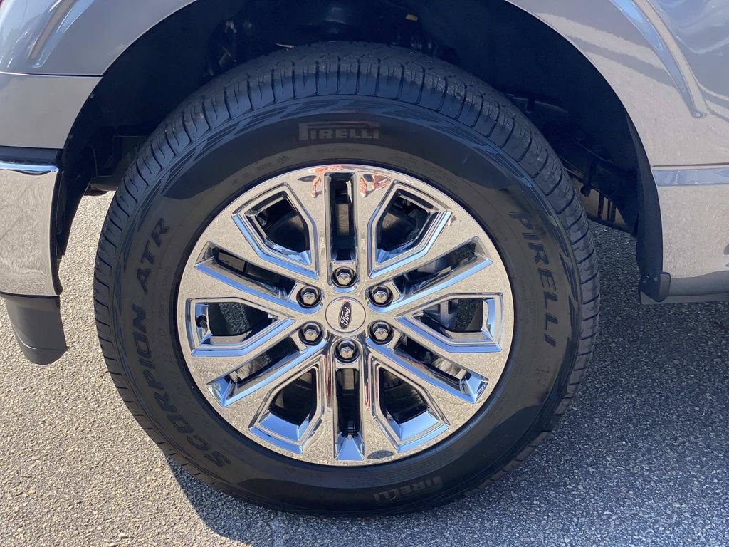 New 2026 Carbonized Gray Metallic Ford XLT image 7